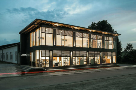 Modernes Bürogebäude mit großflächiger Glassfront und Raffstoren zur Beschattung von Roma