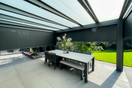 Große Terrassenüberdachung Modell Cubo mit integrierter LED-Beleuchtung und Zipscreens an allen Seiten zur Beschattung