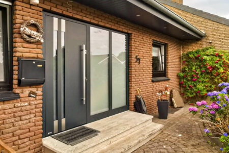 Große Aluminium Haustüre in Anthrazit mit zweiteiligem Seitenelement aus Sicherheits-Glas mit Milchglas-Optik