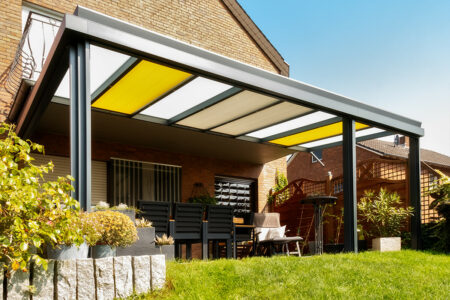 Terrassenüberdachung am Balkonvorbau mit farbigen Akzenten durch Seilspannmarkisen in Kleve-Kellen von HG RaumDesign