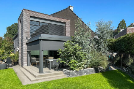 Kubische Terrassenüberdachung mit Zipscreens zur individuellen Beschattung in Antrhazitgrau