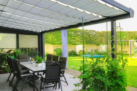 Wolkenbanner Seilspannmarkisen unter der Glaseindeckung einer Terrassenüberdachung aus Aluminium